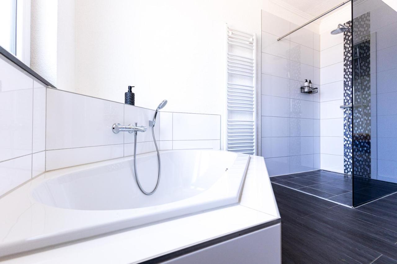 Design Apartment Zentral Fuer 6 In Andernach: Ausblick, Wifi, Kueche Exterior photo