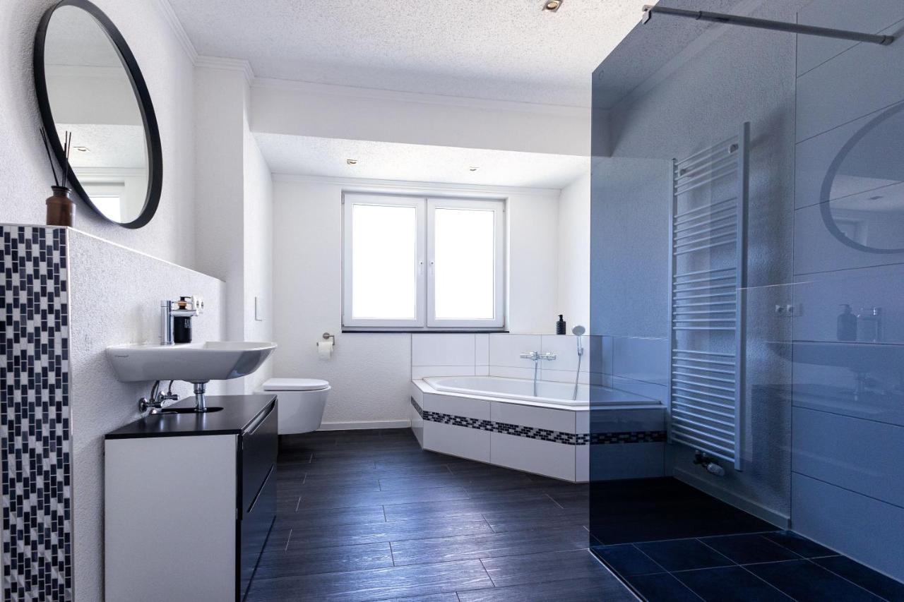 Design Apartment Zentral Fuer 6 In Andernach: Ausblick, Wifi, Kueche Exterior photo